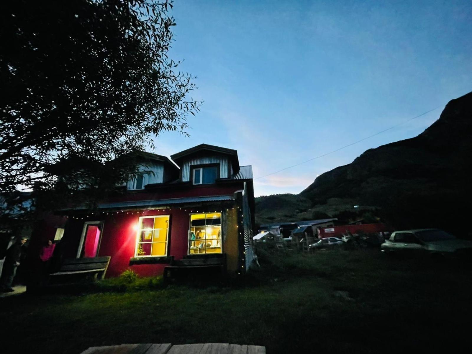 Hostel Las Cuatro Estaciones Эль-Чальтен Экстерьер фото